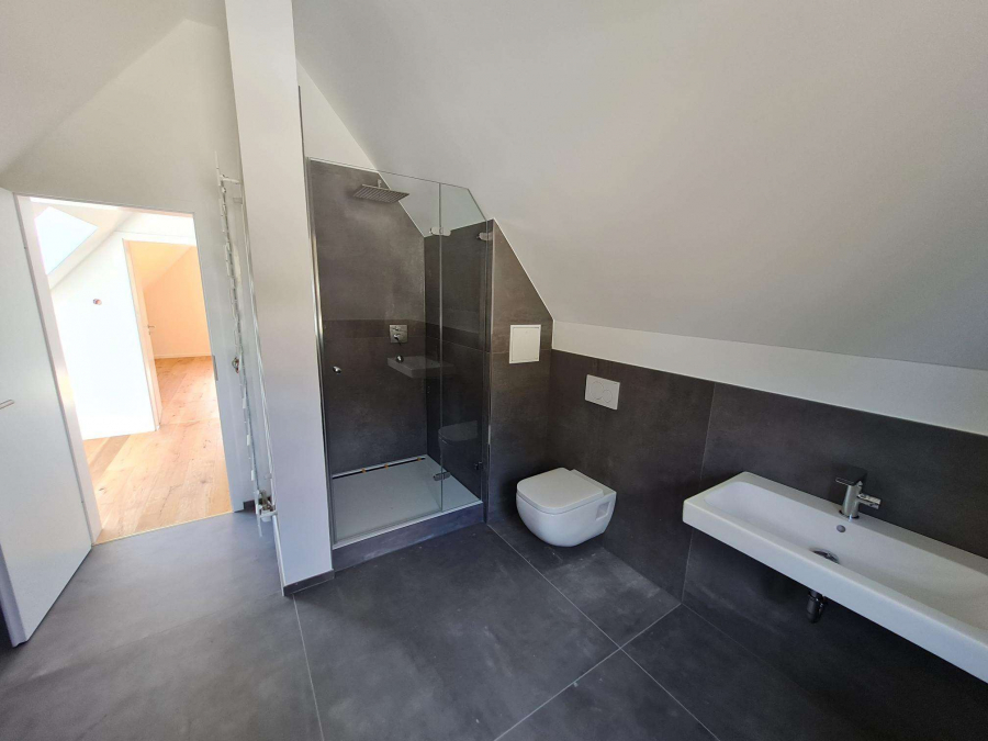 Helle und moderne Maisonette-Wohnung mit 2,5-Zimmern, Erstbezug nach Kernsanierung - Badezimmer