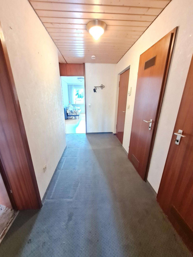 Stufenlos erreichbare 3,5-Zimmer-Erdgeschoss-Wohnung mit Balkon und Garage in Maichingen - Flur