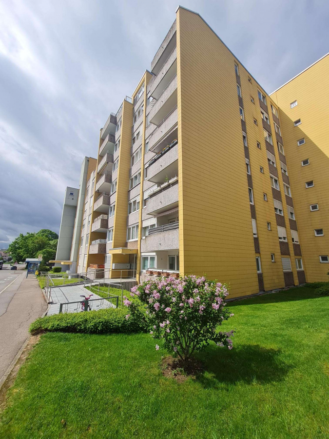 Stufenlos erreichbare 3,5-Zimmer-Erdgeschoss-Wohnung mit Balkon und Garage in Maichingen - Hausansicht1