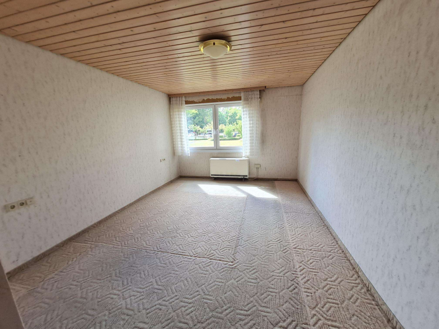 Stufenlos erreichbare 3,5-Zimmer-Erdgeschoss-Wohnung mit Balkon und Garage in Maichingen - Schlafzimmer