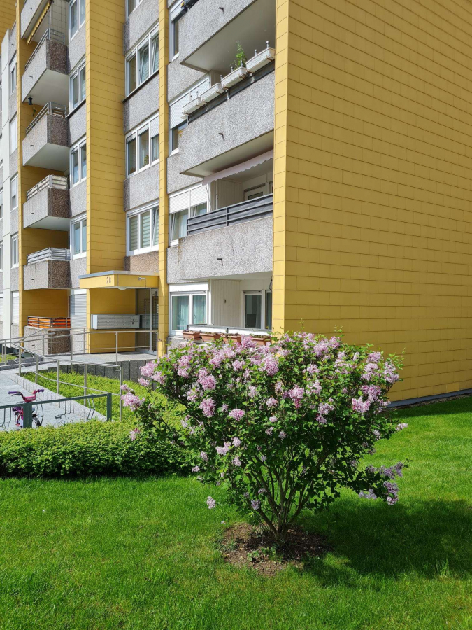 Stufenlos erreichbare 3,5-Zimmer-Erdgeschoss-Wohnung mit Balkon und Garage in Maichingen - Hausansicht